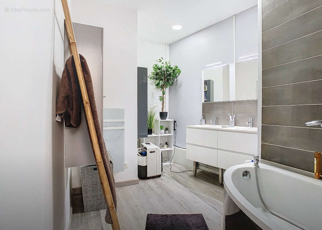 Salle de bains - Appartement à VILLEFRANCHE-SUR-SAONE