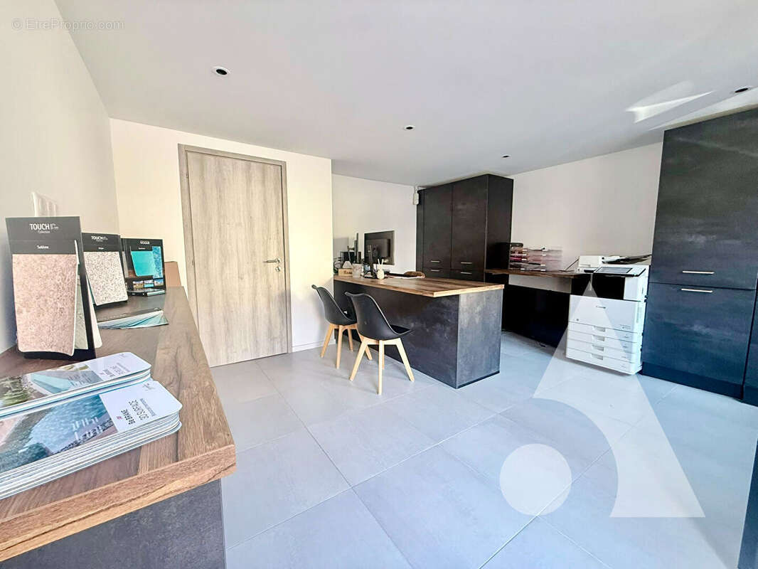 Entrepôt 357 m² avec 51 m² de bureau - photo 2