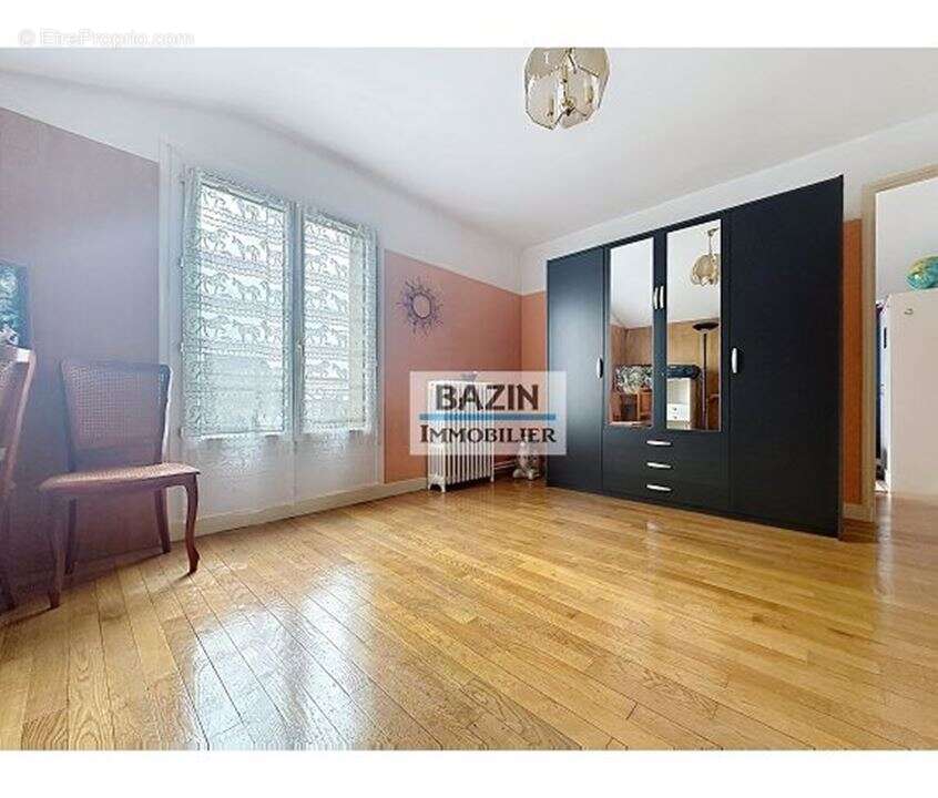 Maison à SAINTE-GENEVIEVE-DES-BOIS