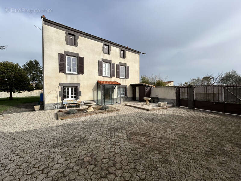 Maison à SAINT-BEAUZIRE