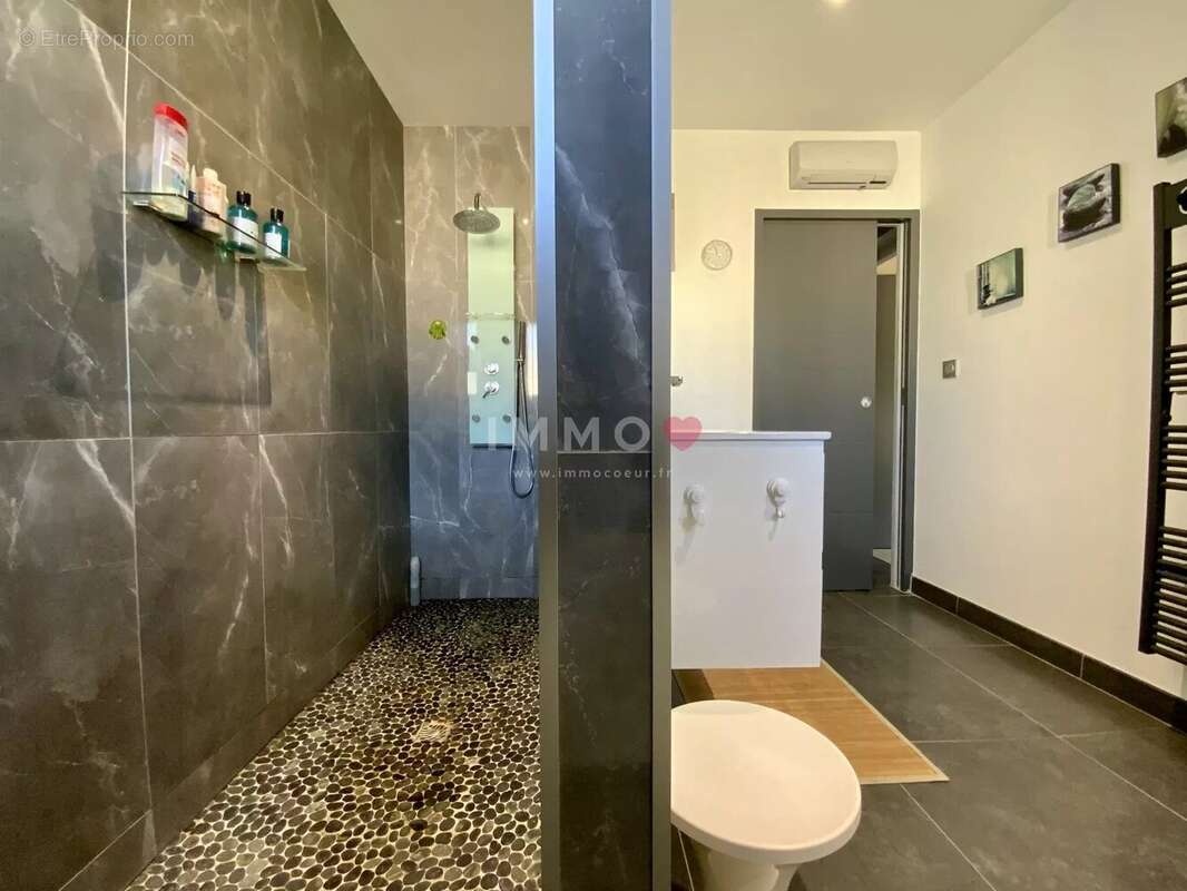Maison contemporaine lumineuse avec piscine et jardin paysagé - photo 17