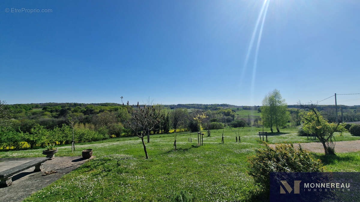 Maison à MONTMOREAU-SAINT-CYBARD