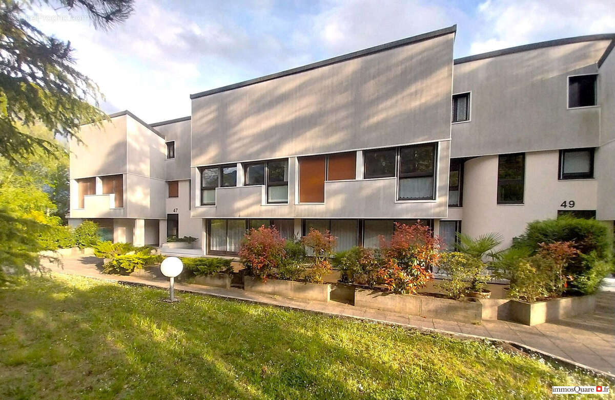 Façade entrée immeuble - Appartement à MEYLAN