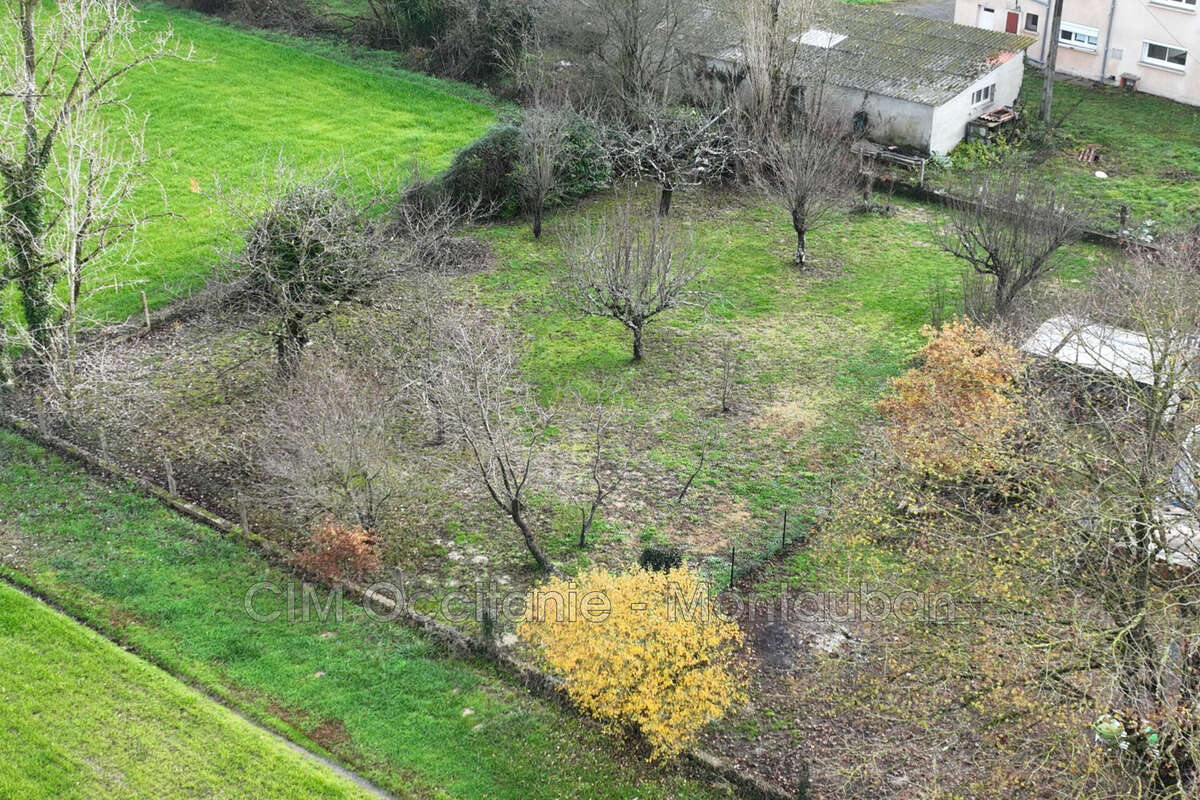 Terrain à SAINT-ETIENNE-DE-TULMONT