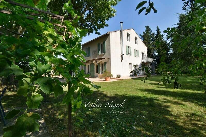 Propriété à vendre 8 pièces et annexe  MOURIES (13) - photo 2