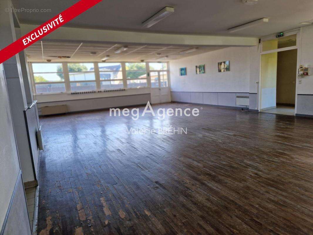 Hambers. Proche du Montaigu. A Rénover salle de 340 M² environ avec terrain et parking public - photo 2