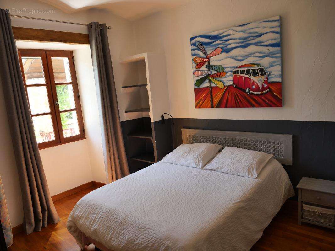 Maison à SAINT-JEAN-DE-MARUEJOLS-ET-AVEJAN