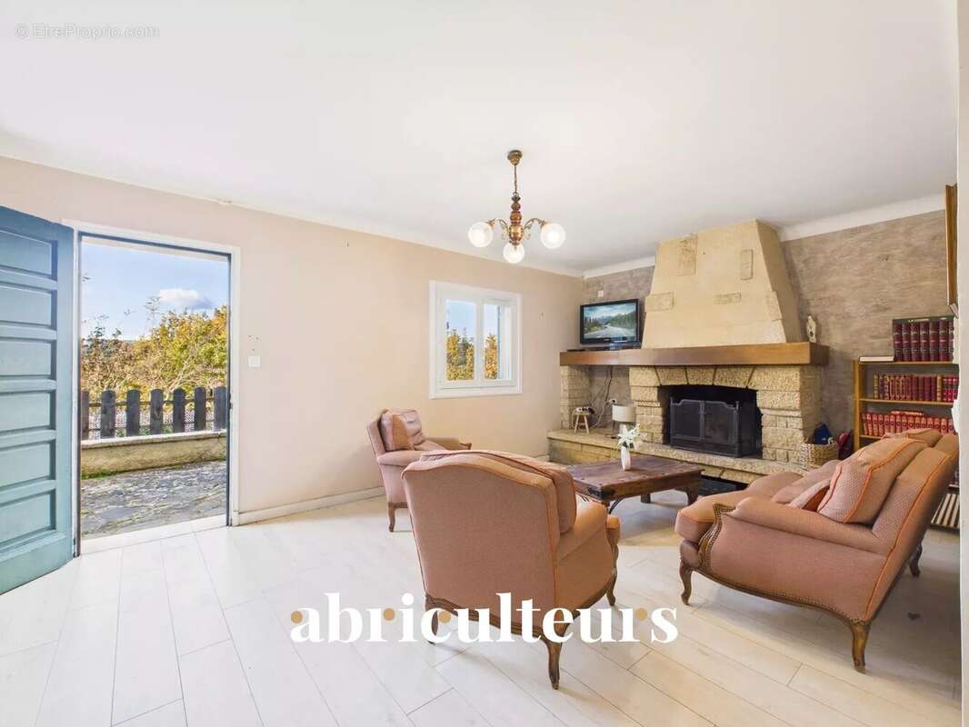 Maison à LA ROQUE-D&#039;ANTHERON