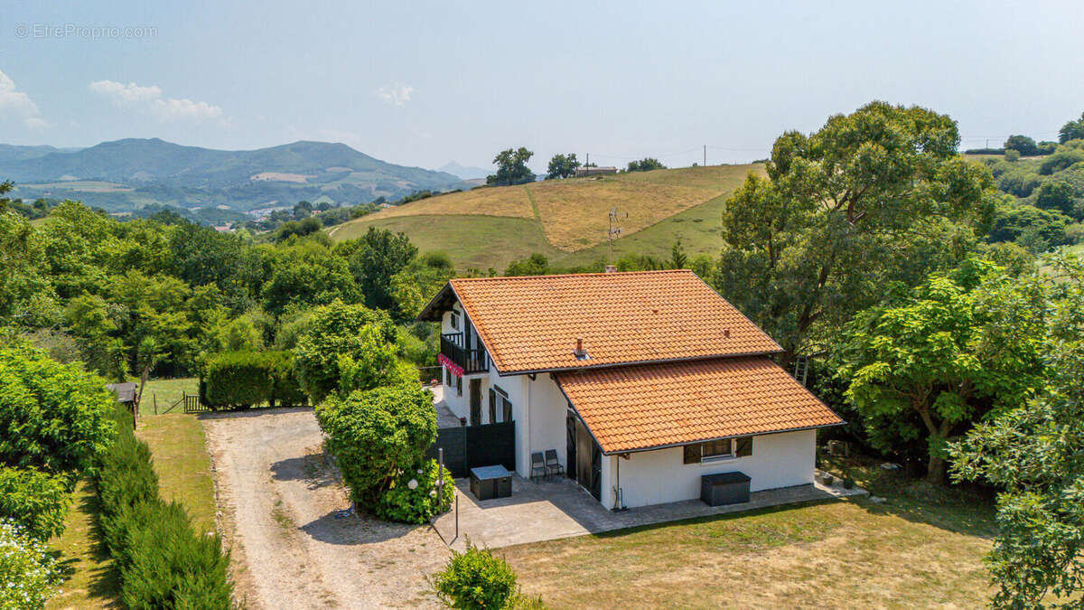 ESPELETTE - Maison basque avec appartement T2 et terrain de 2 000 m² - photo 2