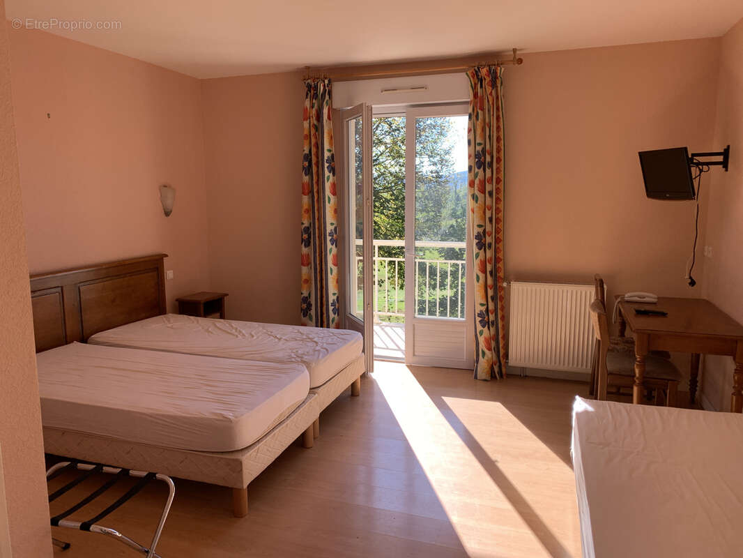 Commerce à SAINT-PANTALEON-DE-LARCHE