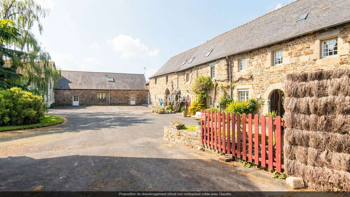Maison à LA ROCHE-DERRIEN