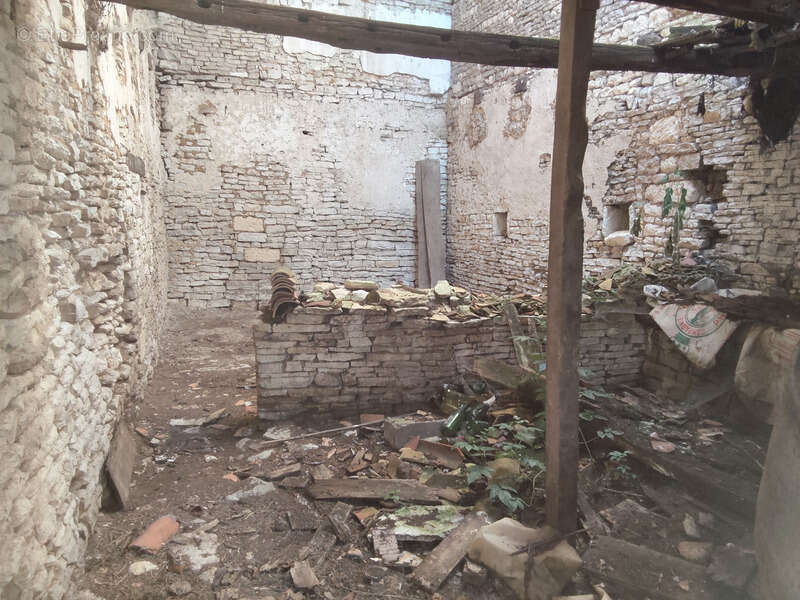 Maison à vendre à rénover entièrement SAINT HILAIRE DE VILLEFRANCHE (17) - photo 6