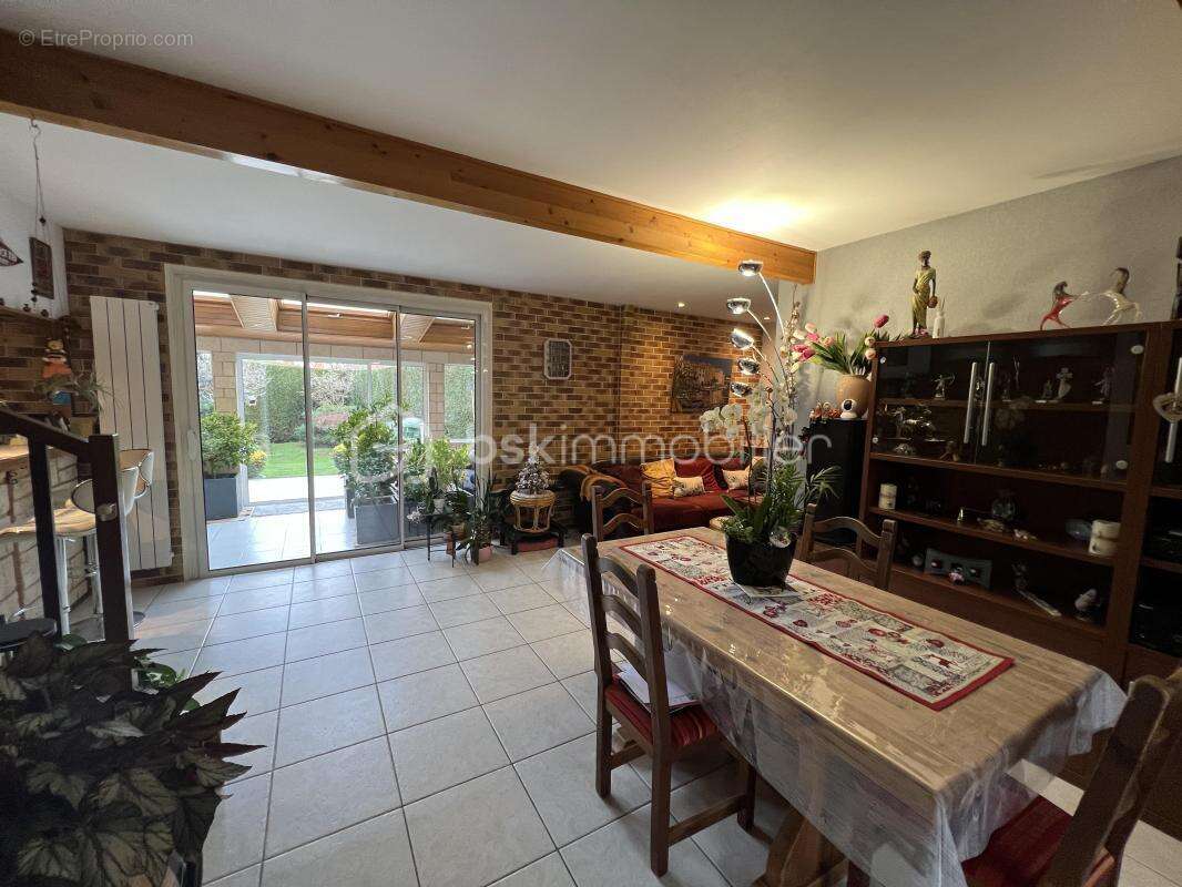 Maison à VOISINS-LE-BRETONNEUX