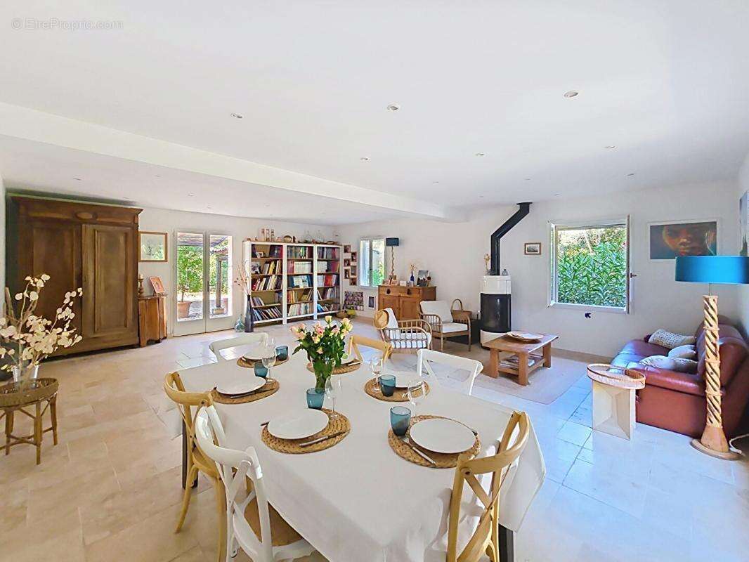 SANARY - Villa 8 chambres + T2, piscine chauffée, double garage, 6500 m² de terrain - photo 7