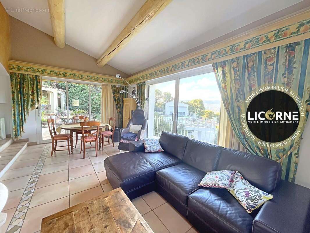 Maison à SAINT-CYR-SUR-MER