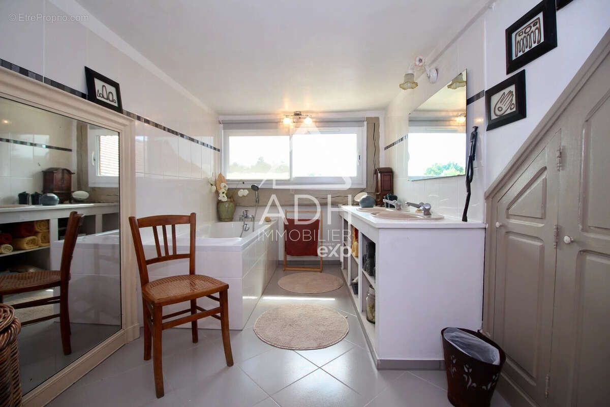 Appartement à NEAUPHLE-LE-CHATEAU