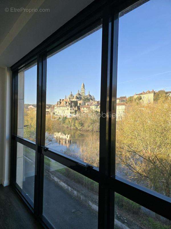 Immeuble de bureaux sur 3 niveaux avec appartement indépendant, opportunité d'investissement rare - photo 19