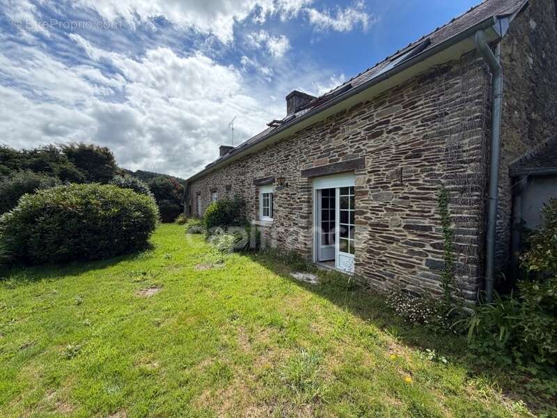 Maison à CHATEAUNEUF-DU-FAOU
