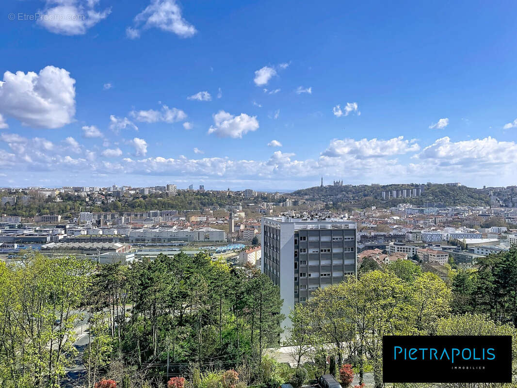 Vue est déaggée - Appartement à LYON-9E