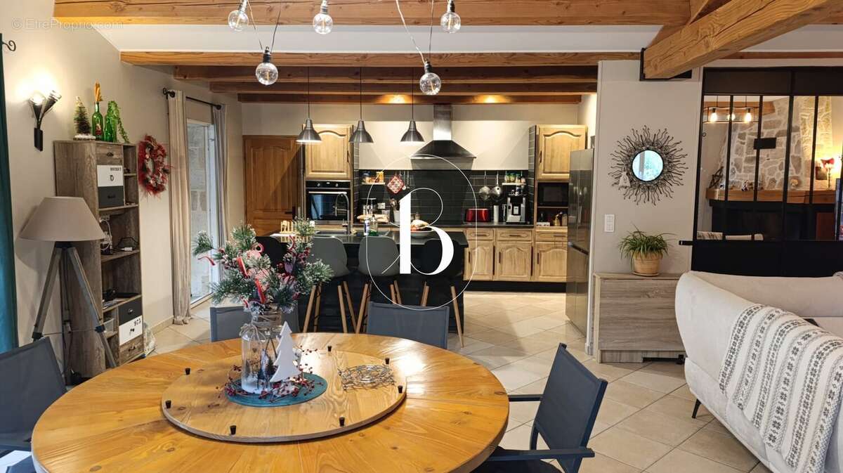 Maison à SAINT-JUST-ET-VACQUIERES