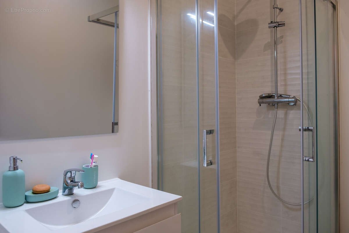 Appartement à LA ROQUE-D&#039;ANTHERON