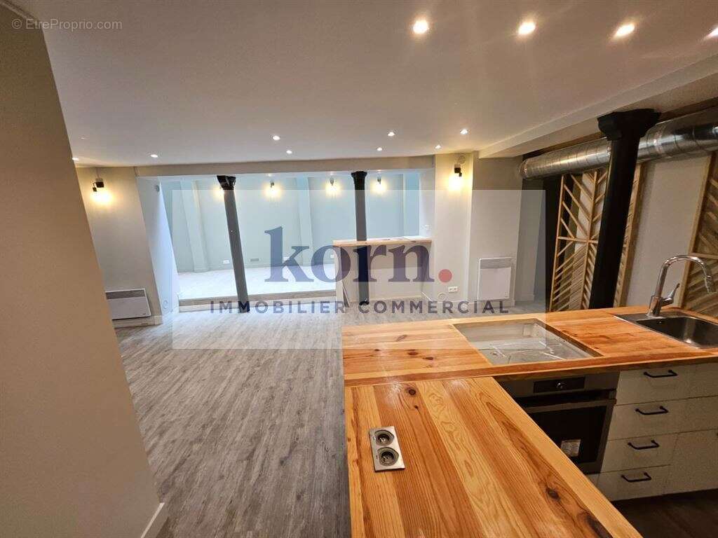 Commerce à PARIS-8E