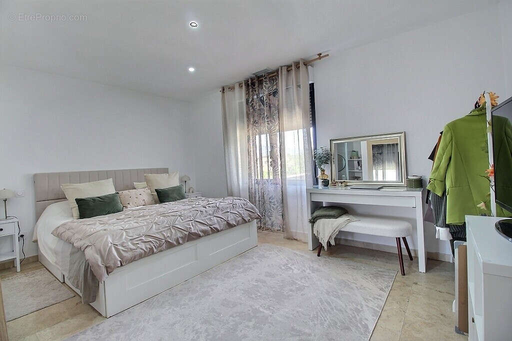 EXCLUSIVITÉ - Maison de 240m² entièrement rénovée avec piscine, véranda et 5 suites - photo 9