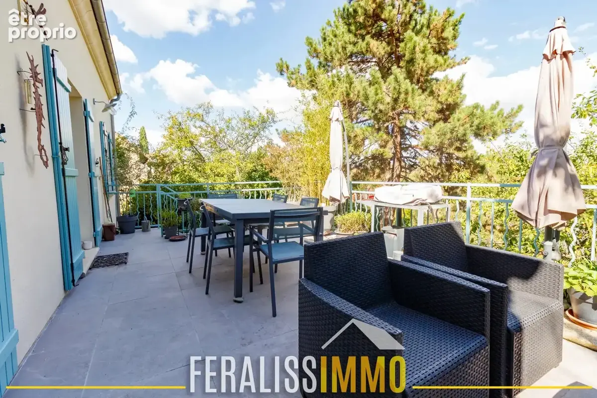 Dans un écrin de verdure, maison familiale édifiée sur sous- - photo 17