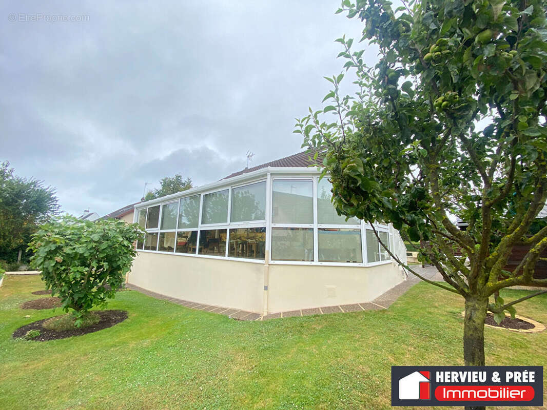 Maison familiale spacieuse à Luc-sur-Mer, coeur de ville, à 10 minutes a pied de la mer -3 chambres, bureau, jardin clos et gara - photo 8