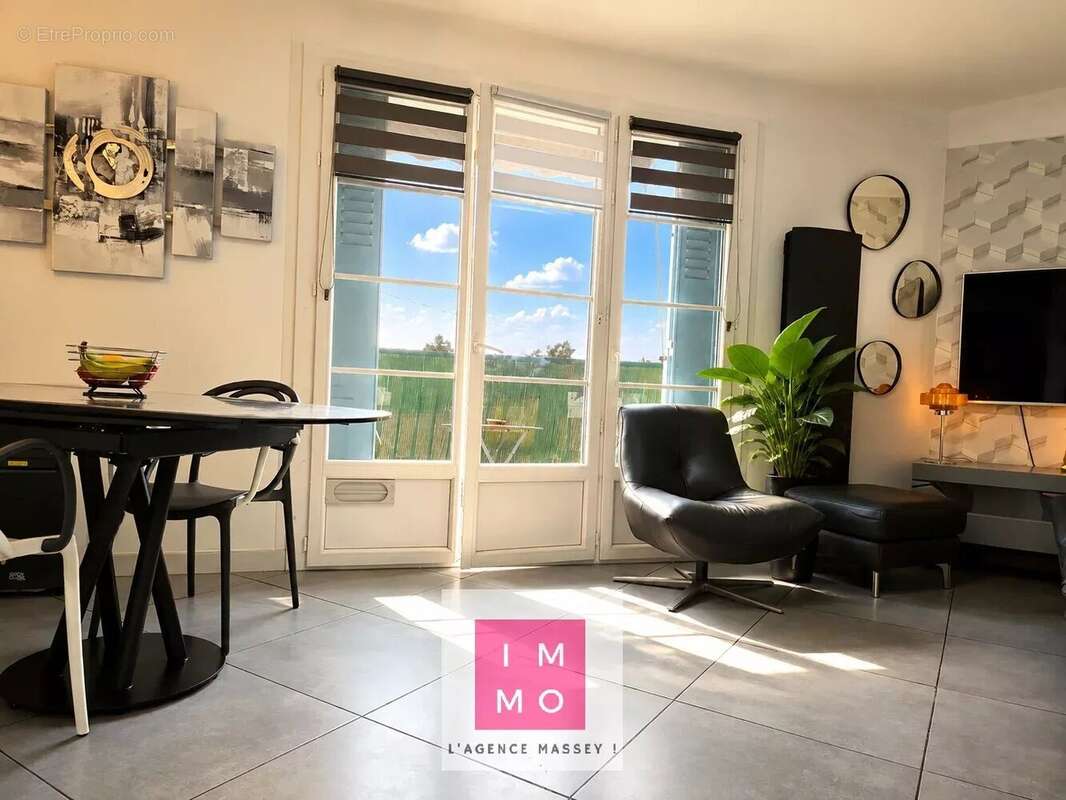 T3 lumineux de 56 m² – Balcon, grand garage, cave et parking – Secteur Jardin Massey - photo 4