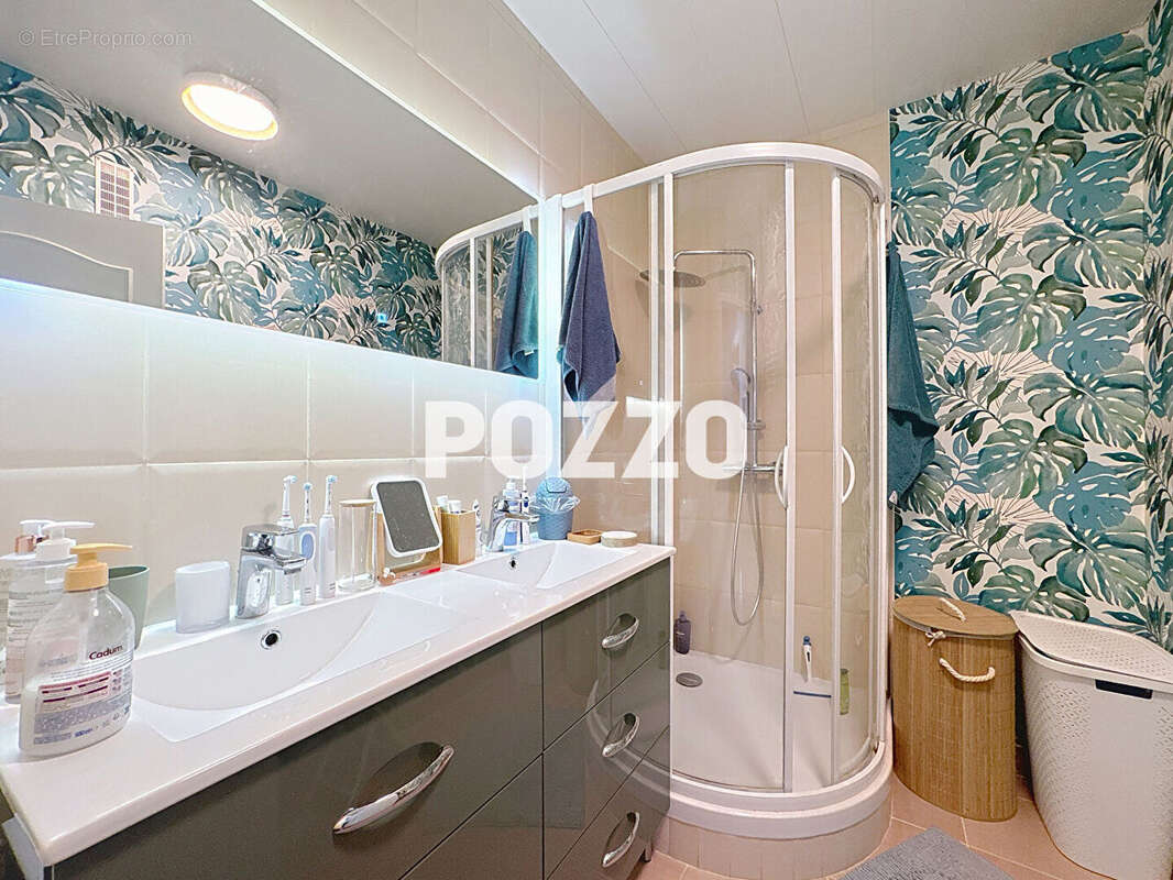Appartement à DONVILLE-LES-BAINS