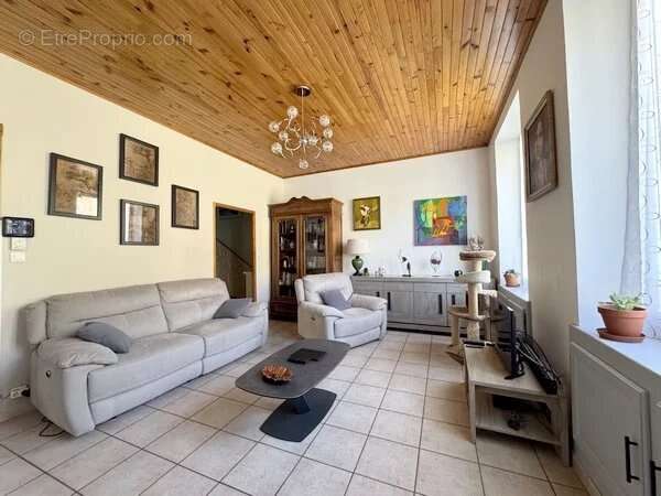 Maison avec garage et jardin attenant - photo 9