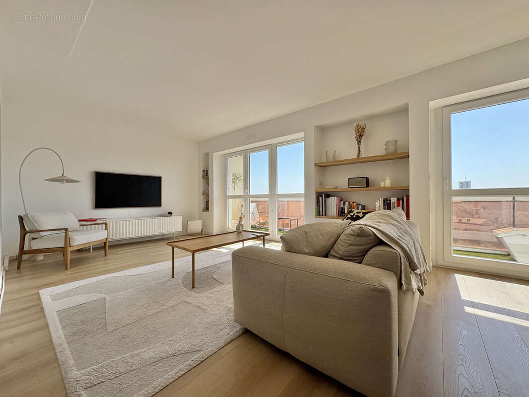 Appartement rénové en dernier étage avec ascenseur, terrasse & stationnement - photo 3
