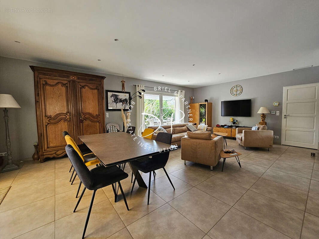 EXCLUSIVITE LORGUES Maison de plain-pied de 127 m² avec 4 chambres, piscine chauffée et jardin paysagé - photo 9