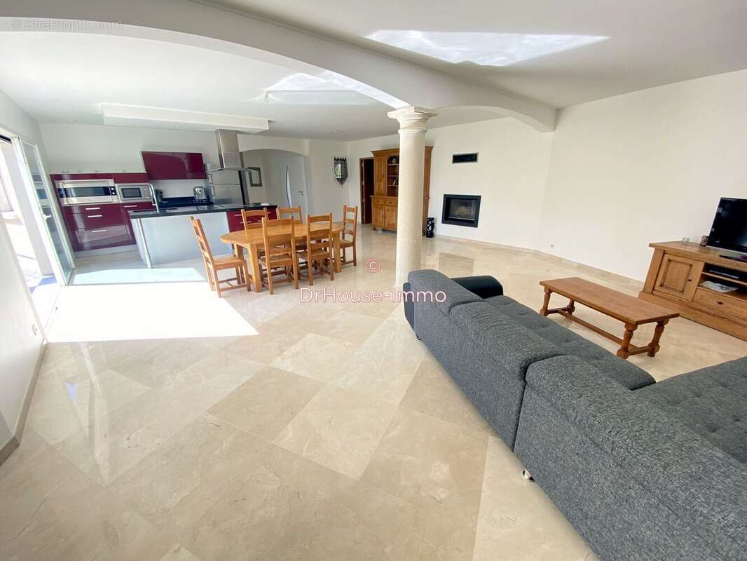 Maison à VILLENEUVE-DE-BERG