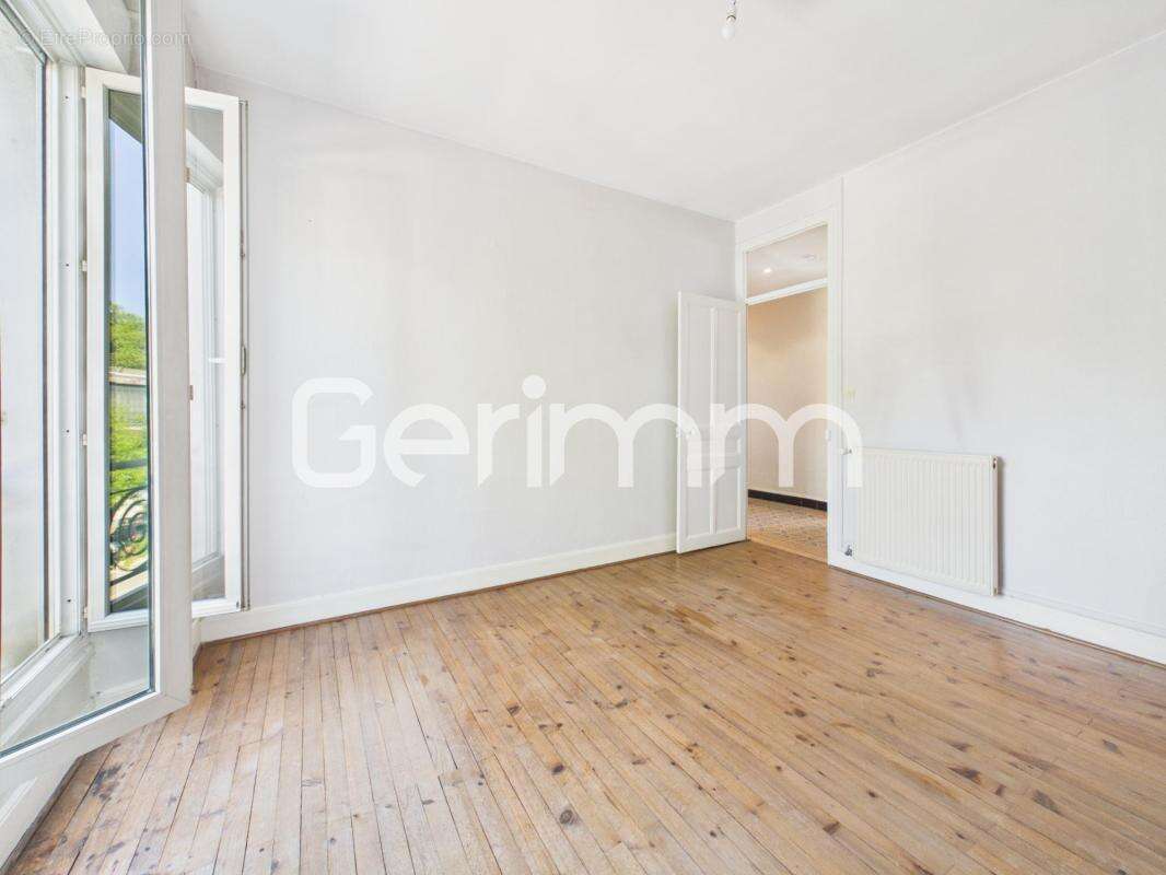 Vente - Appartement - 3 pièces + cuisine - 70 m² - 185 000 € - - photo 10