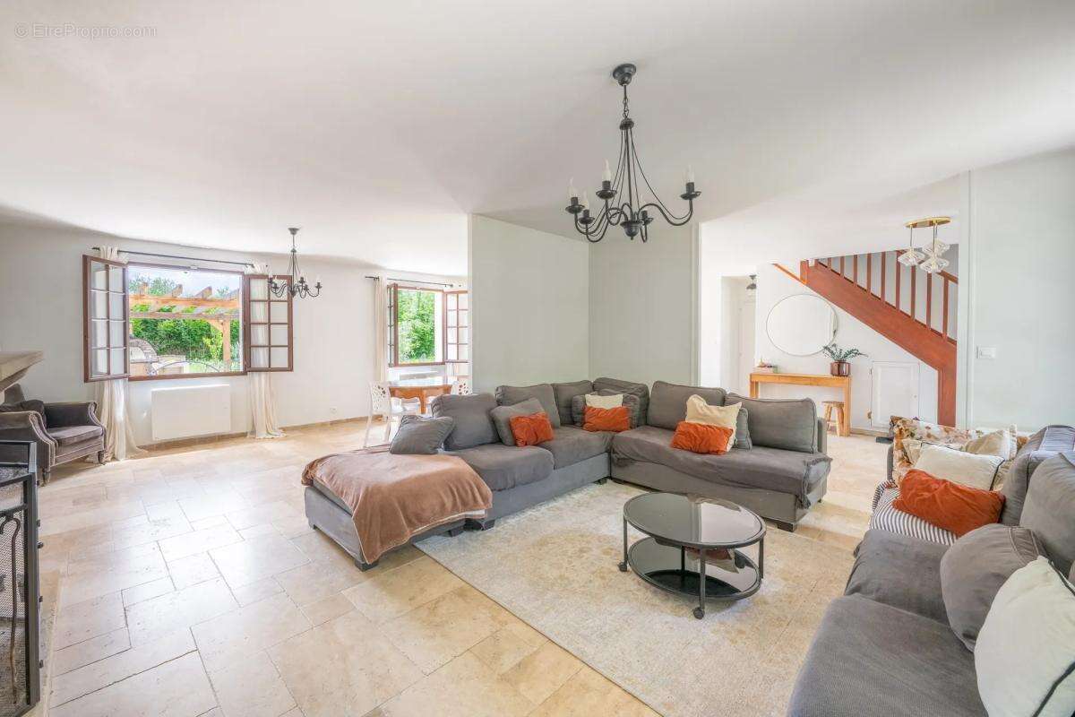 Maison à LE MESNIL-SAINT-DENIS