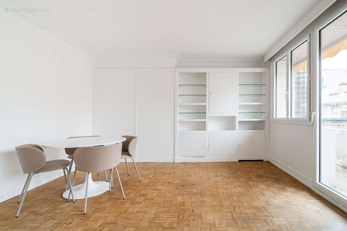 Appartement à PARIS-16E