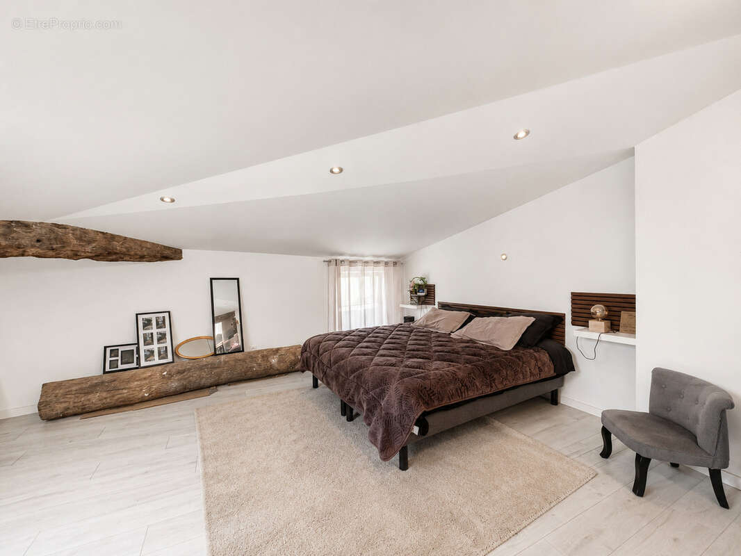 Maison en pierres rénovée, élevée sur dépendances à Saint Pierre de Boeuf - 3 chambres + 160 m2 de jardin - photo 13