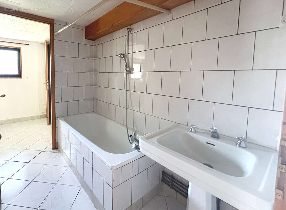 Maison divisée en 2 appartements T3   156m2 -  Saint-Clément - photo 5