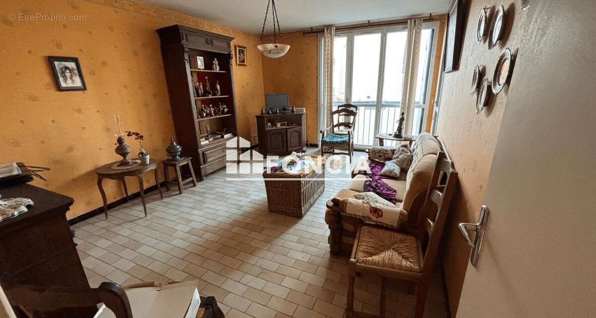 F4 de 80 m2 à rénover + Loggia + Parking - photo 2