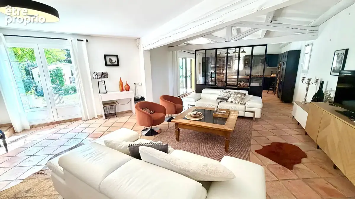 Villa avec piscine sur 2700 m² de jardin, clos, arboré et paysagé. - photo 3