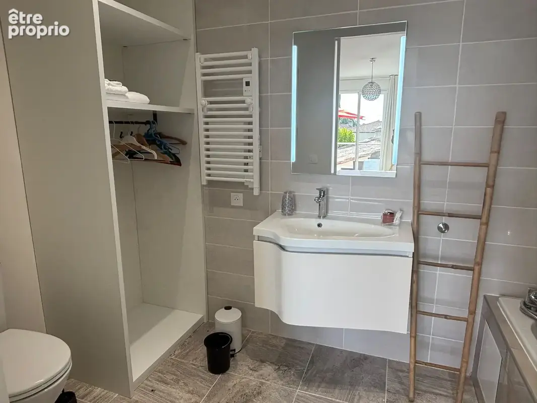 Maison de bourg rénovée de 204 m2 avec 5 chambres, 3 suites parentales, jardin clos et dépendances - photo 6
