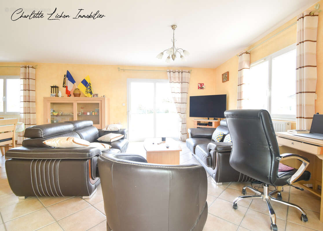 Maison à CREUZIER-LE-VIEUX