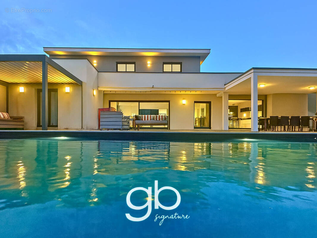 Maison à SAINT-CLEMENT-DE-RIVIERE