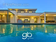 Maison à SAINT-CLEMENT-DE-RIVIERE