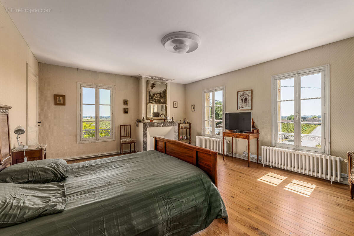 Maison à SAINT-CHRISTOPHE-DES-BARDES