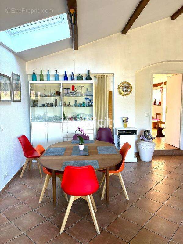 Maison 257 m² à Saint-Genis-Les-Ollieres  - photo 8