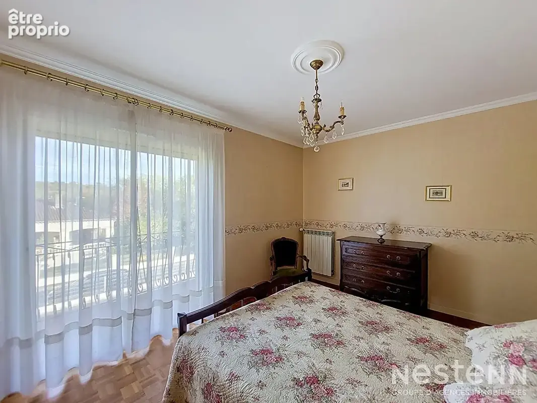 A Vendre Maison de 185 m² avec jardin clôturé dans un quartier résidentiel de Condom. - photo 16