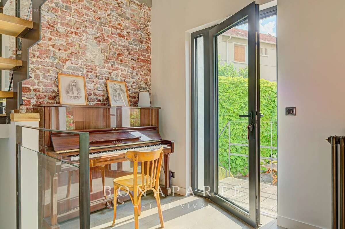 Suresnes – Élégante maison familiale de 210 m² avec jardin paysager et garage - photo 9